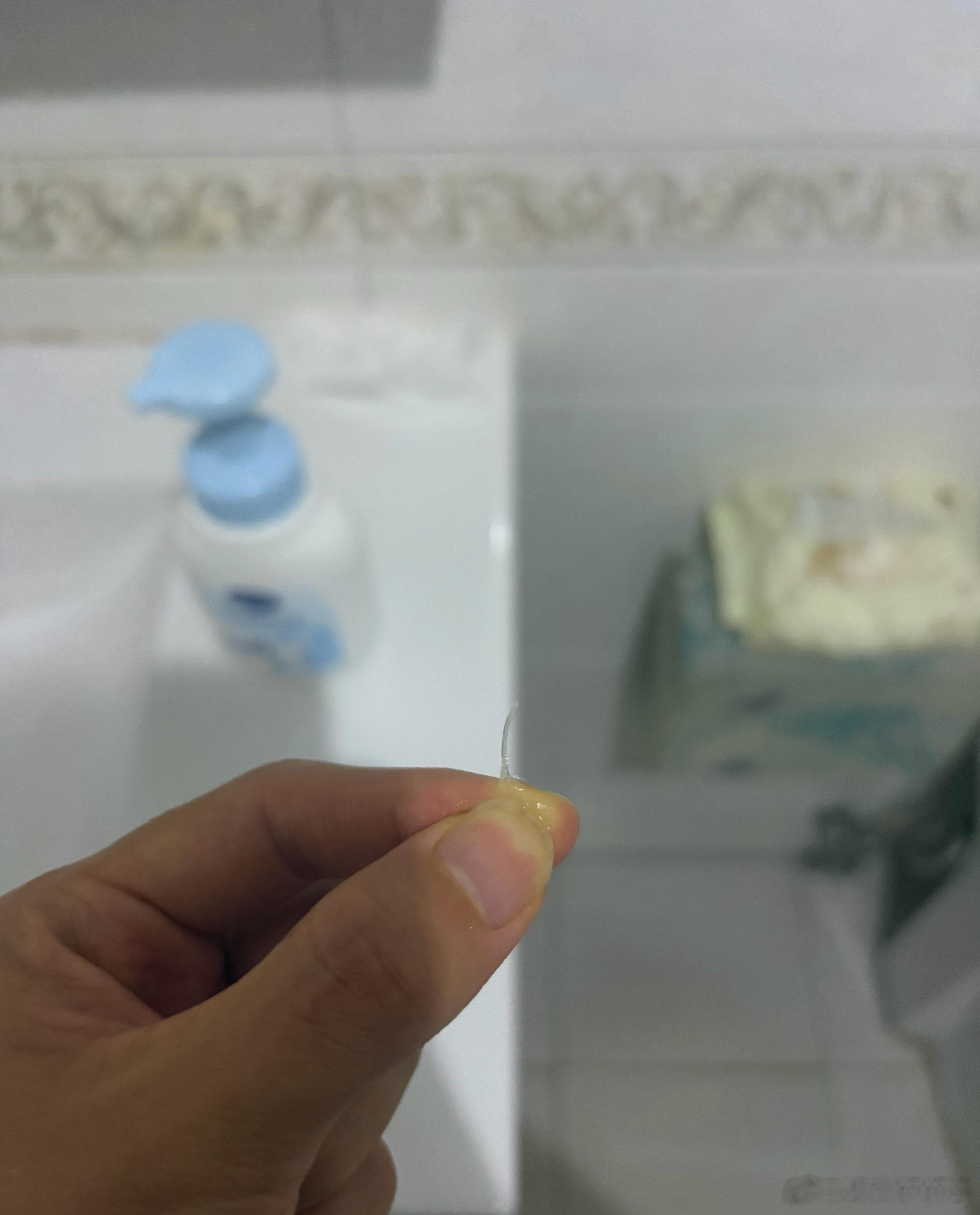 被鱼刺卡住喉咙还好能看到拔出来来根古早赤豆棒冰 