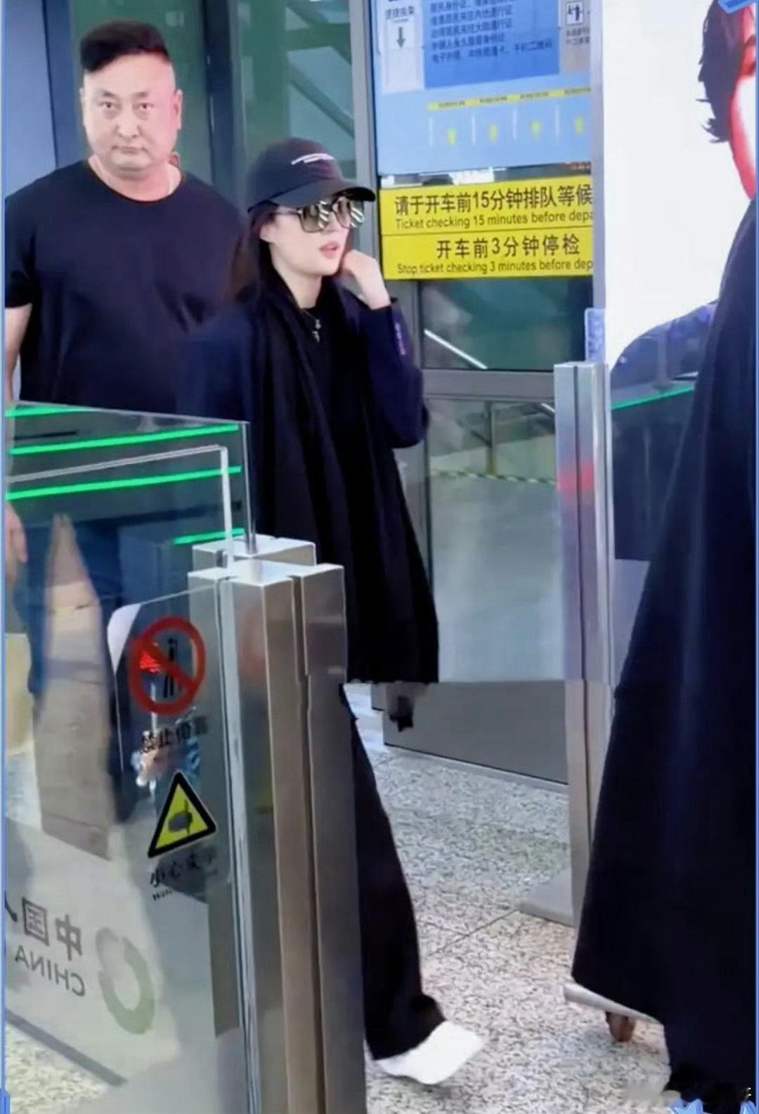 网友上海高铁站偶遇刘亦菲上海高铁站偶遇了刘亦菲网友在上海高铁站随手拍到刘亦菲，一