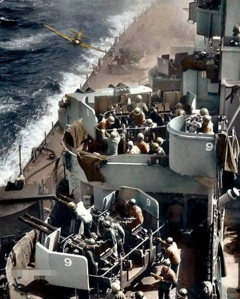 1945年4月11日，冲绳战役已经进行了十天，美国密苏里号航空母舰在主...
