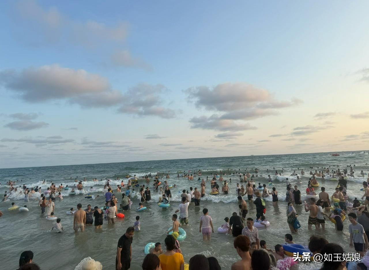 今年夏天，不管是23号还是30号，都有很多游客来这踏浪。在人民日报海外版和人民网