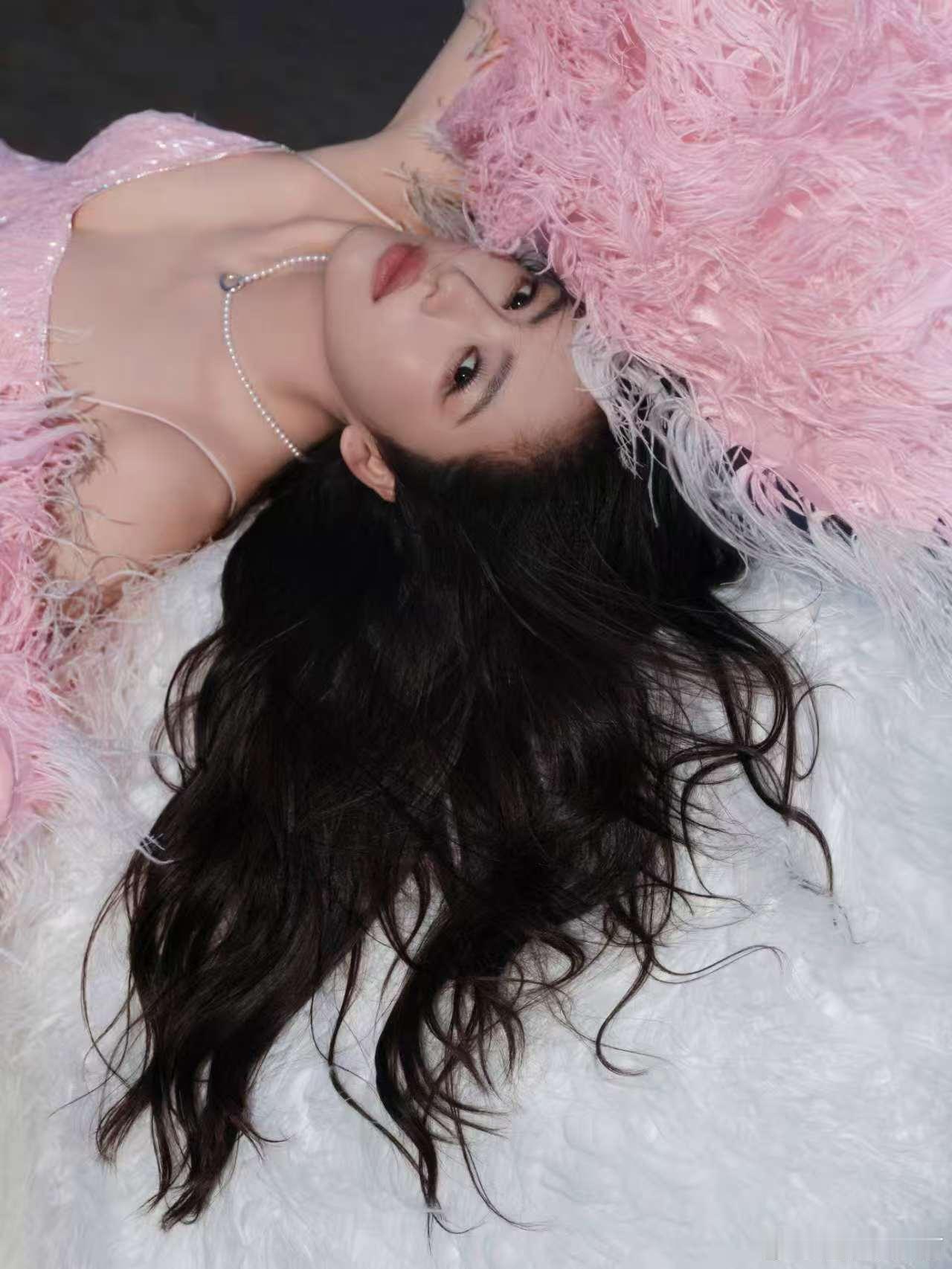 女明星ELLE出图 蔡文静在ELLE大片中尽显优雅风范，精致妆容与时尚穿搭完美融