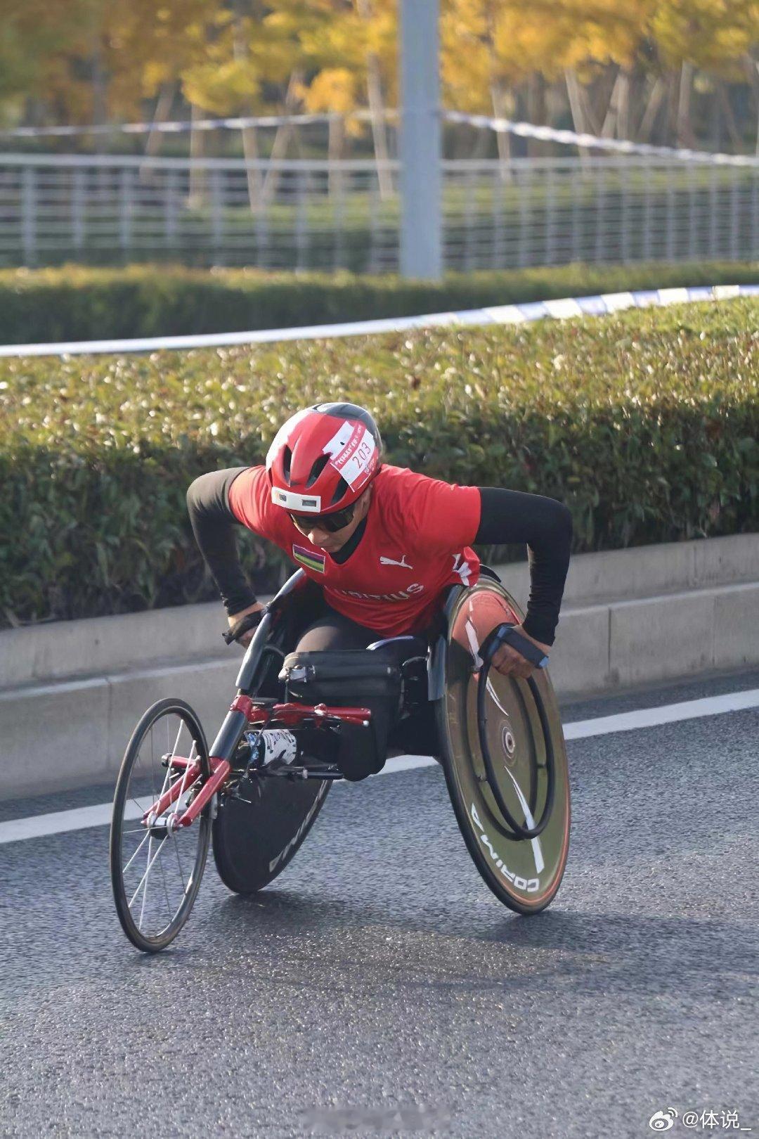 上海马拉松 文明参赛显素养！跑者自觉践行礼仪，垃圾规范投放，在奔跑中彰显城市文明