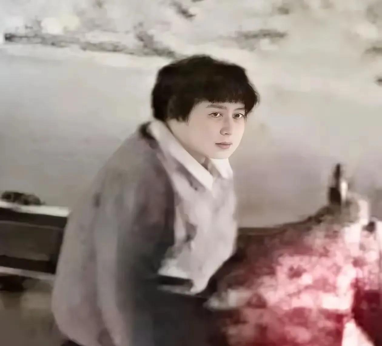 坐在地上的杨大妈，真是个老糊涂，拎不清。被十几岁的姐弟刮蹭，佯装坐在地上不起来。