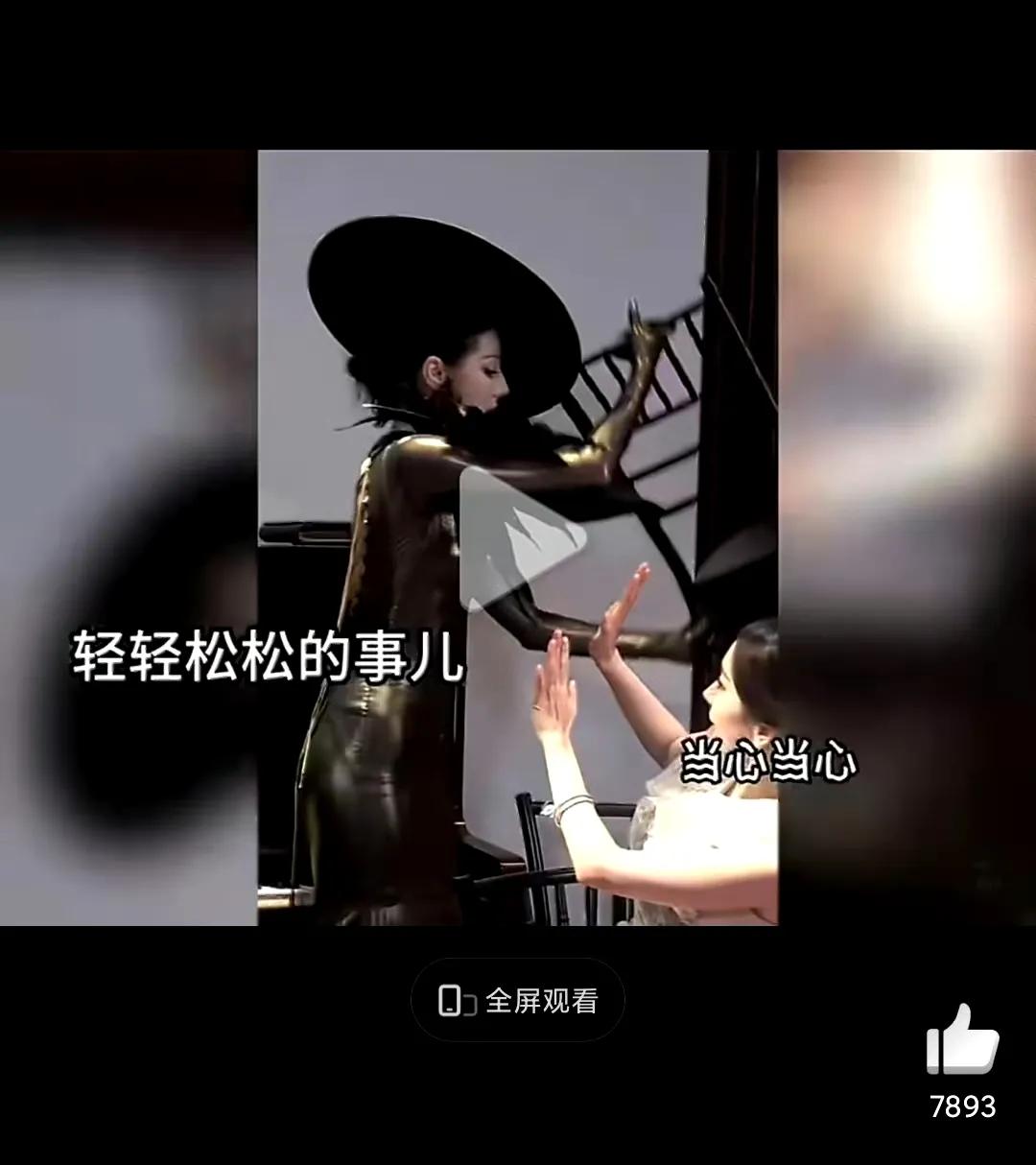 迪丽热巴提椅相助的名场面太戳笑点！眼里有活的她行动力爆棚，只是这“大力出奇迹”的