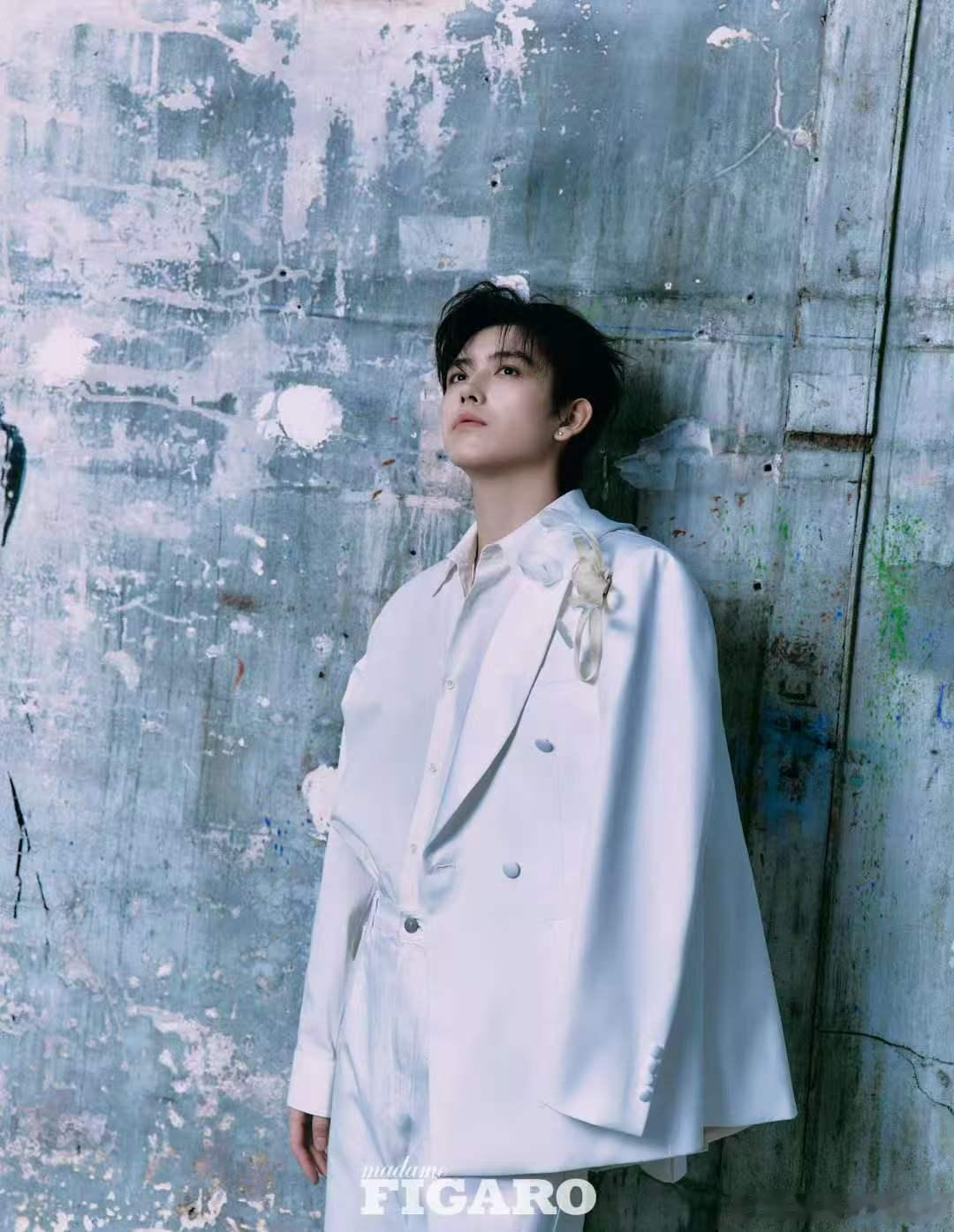 陈飞宇别试探了颜值赛道能走 路人浅看，陈飞宇的颜值确实值得肯定，五官精致、气质出