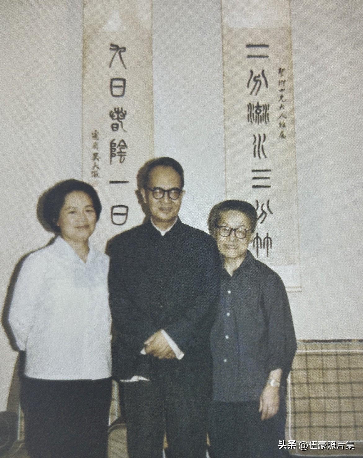 1977年，钱钟书、杨绛与女儿钱瑗（圆圆）在南沙沟新居的合影。新家陈设极其简朴，