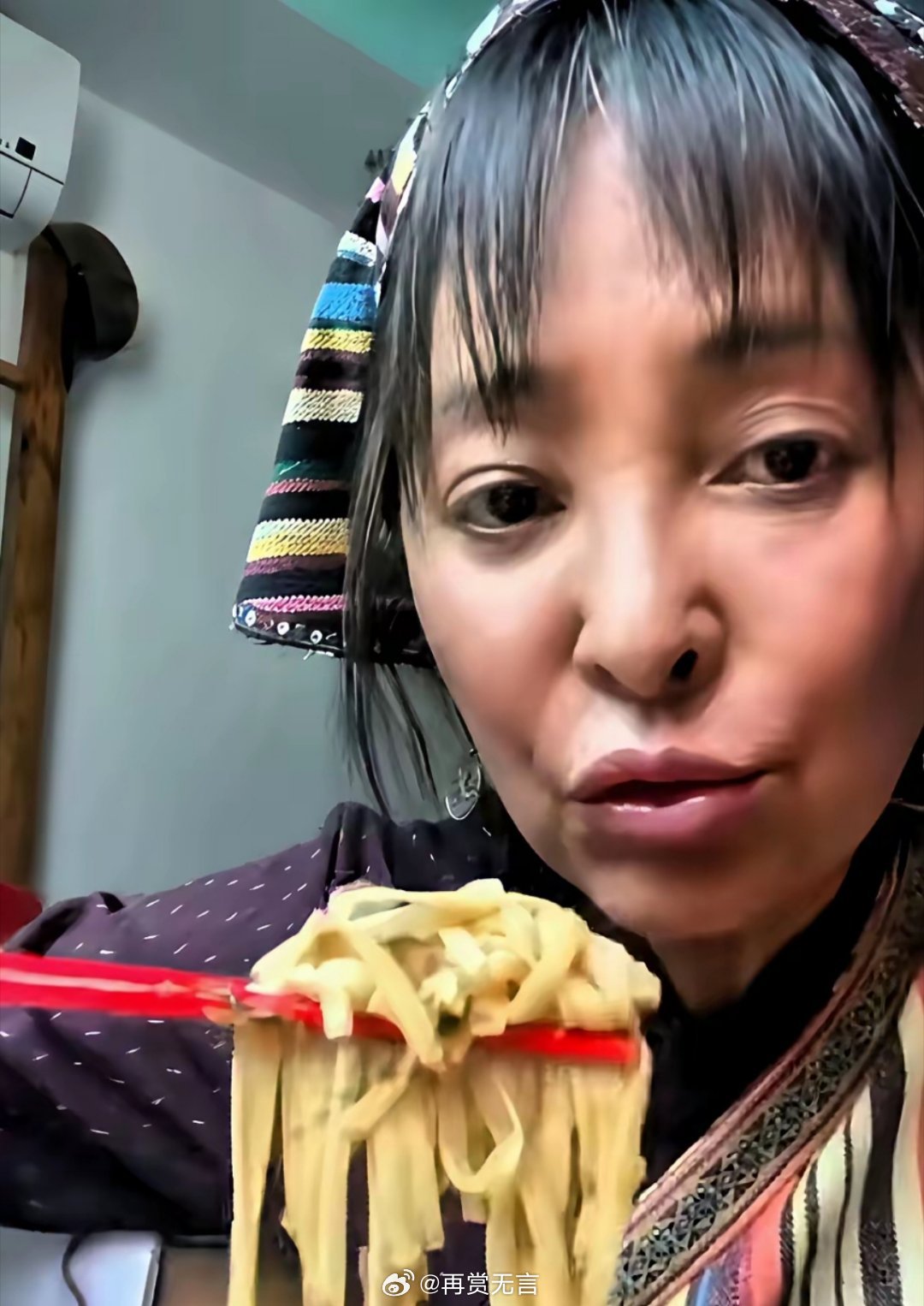 收养流浪动物，高龄仍坚守拍戏。蒋勤勤无论婚恋观如何，这份善良都值得尊重。 