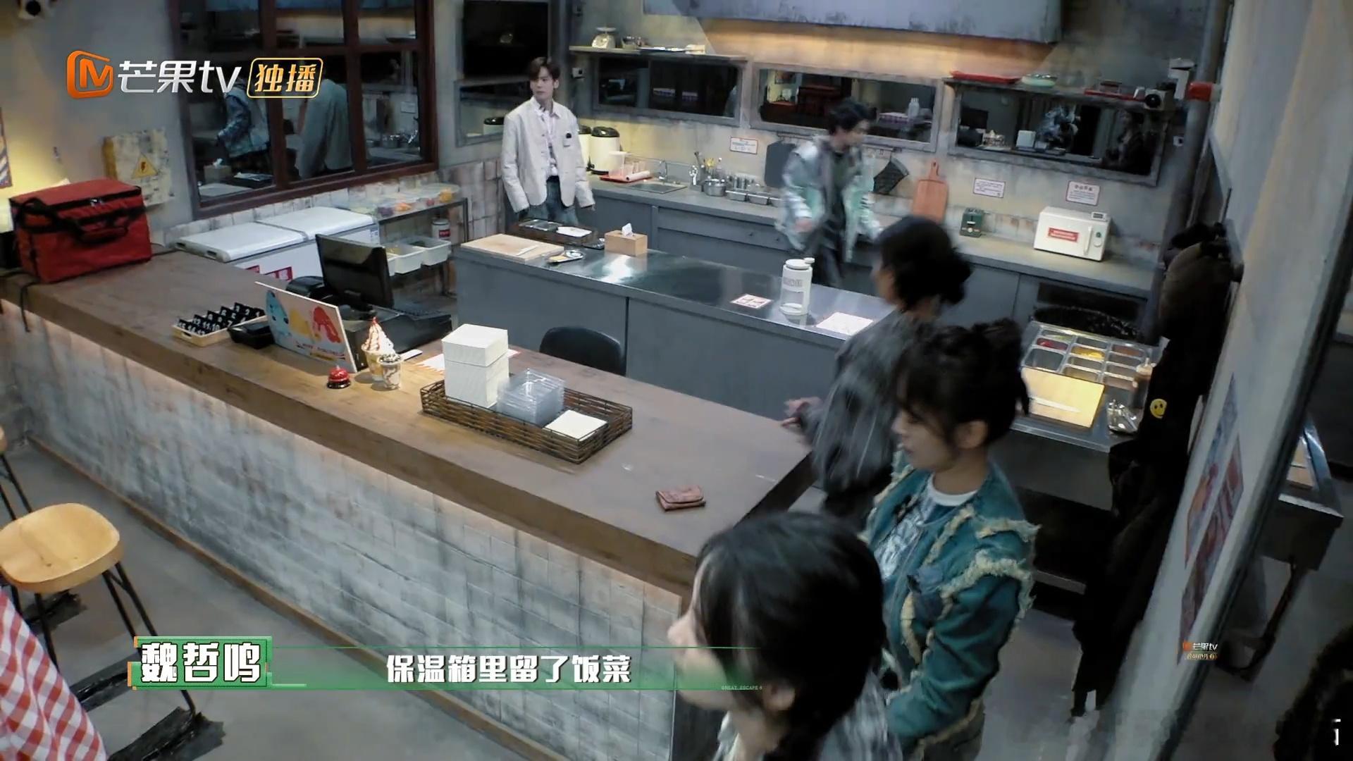 张佳宁胆量不够脑力来凑 张佳宁玩游戏好厉害！一整个胆量不够脑力来凑，太可爱了！ 