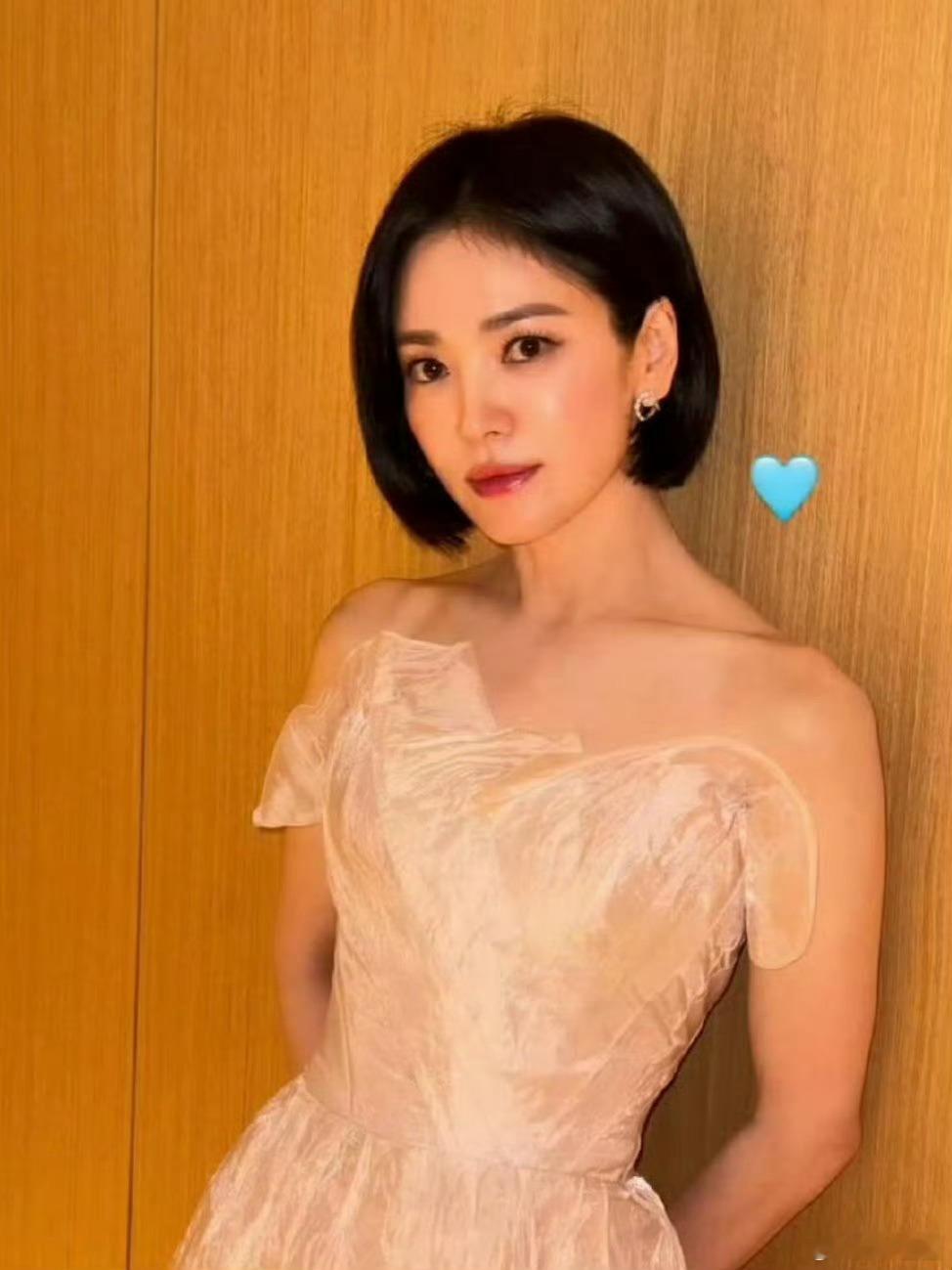 咋的 圈内人缘不太好 一票都没给 面相都变了女大王一个 看着好怕怕 