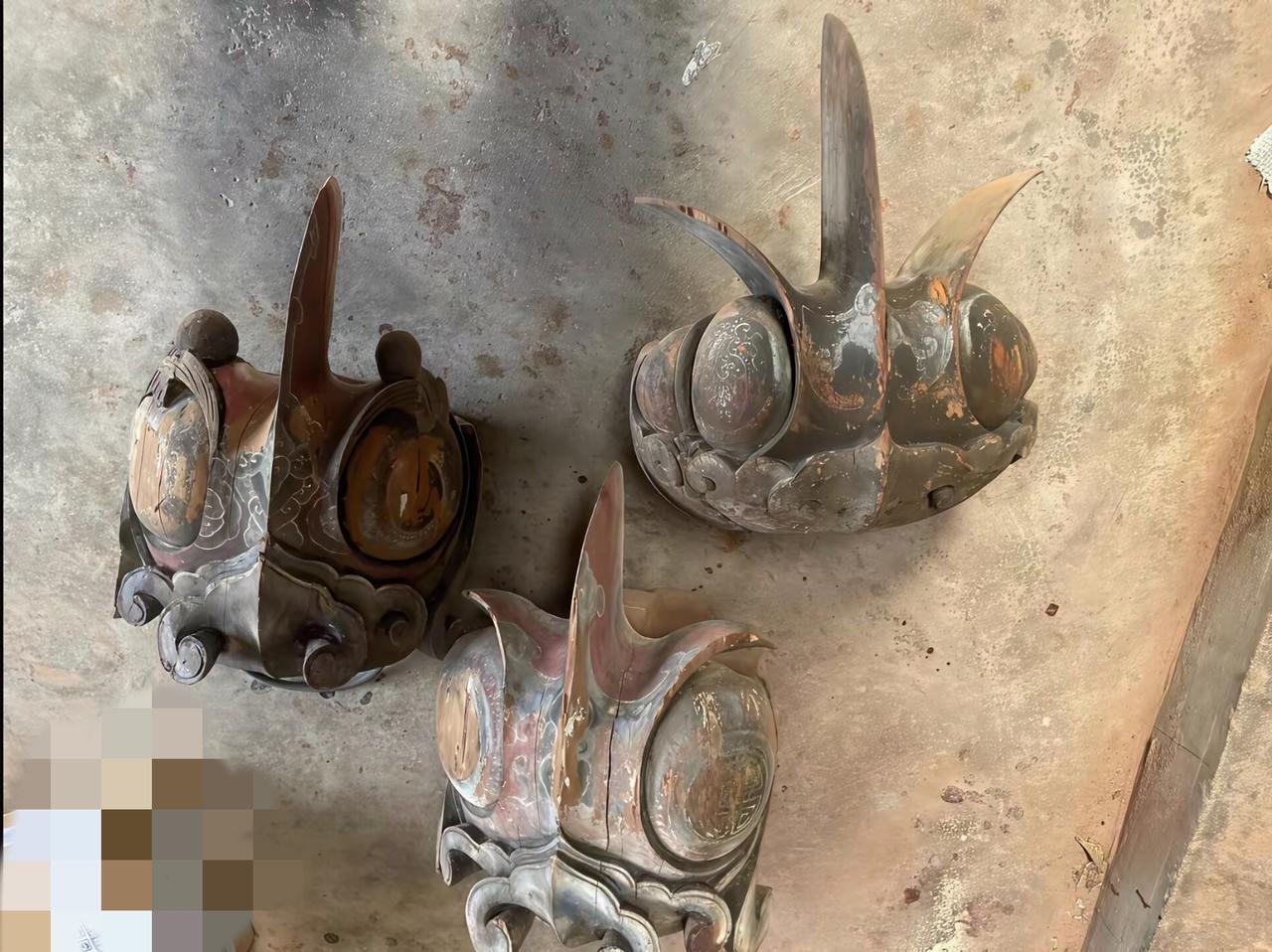 邻居家的老房子里看到的，问了几十个人了，没一个人知道这个是什么物件，也不知是作何