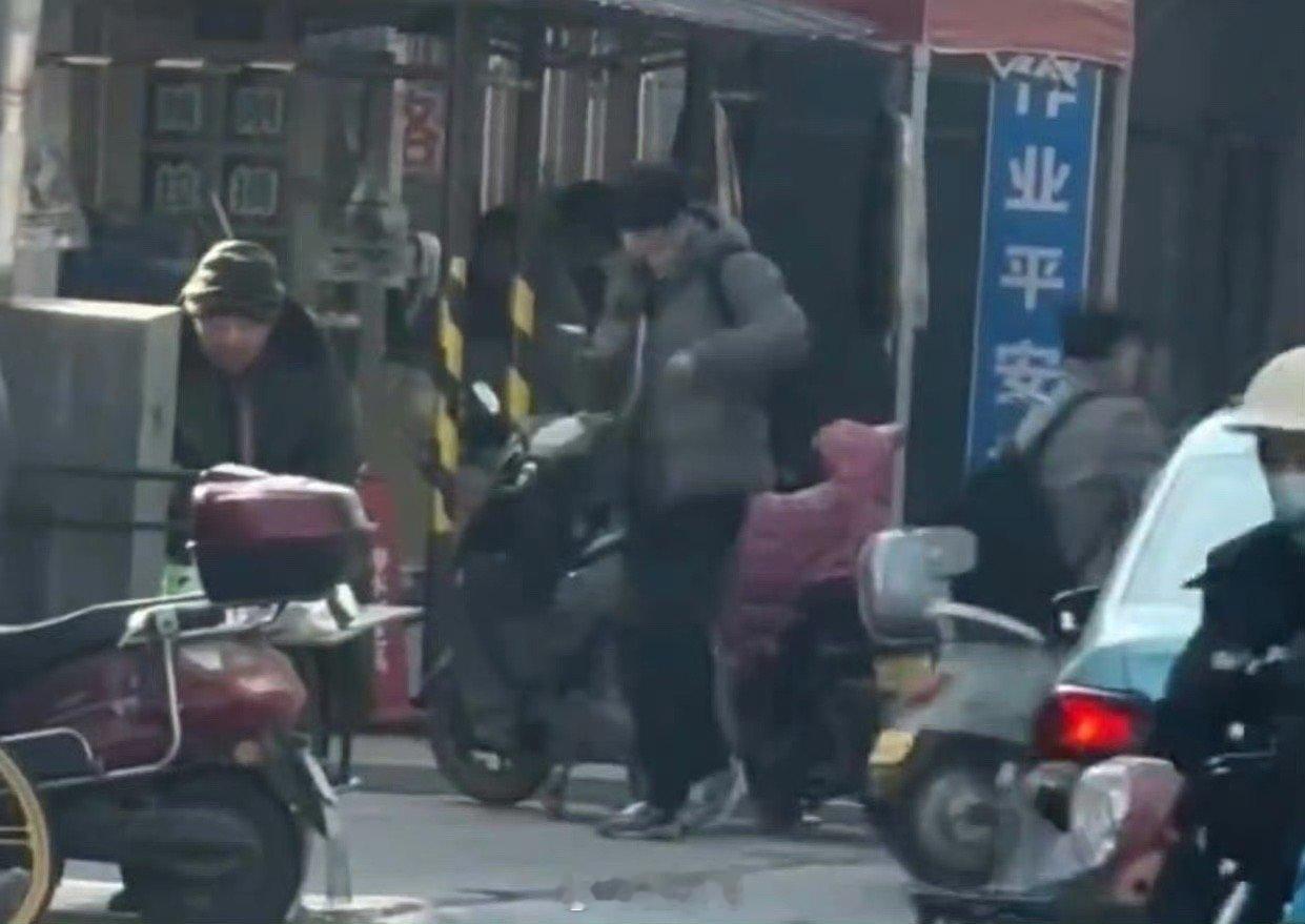 哇塞，肖战在电视剧《小城良方》的新路透来了，隔着屏幕都能感受到的烟火气，就是说高