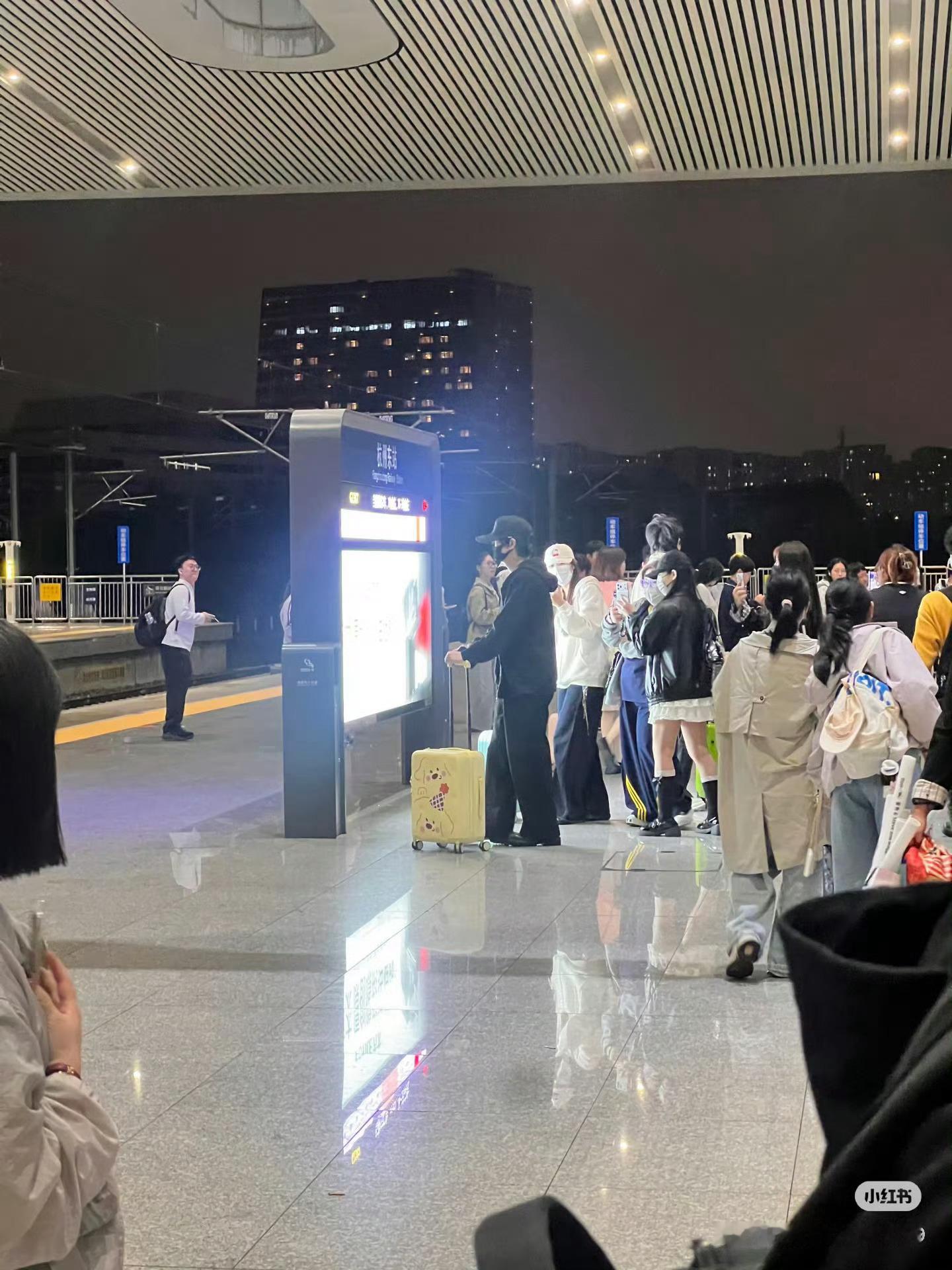 想起之前看到过那么多路人视角里，他们被私生一步步紧跟、不断逼近的画面；也想起跟车