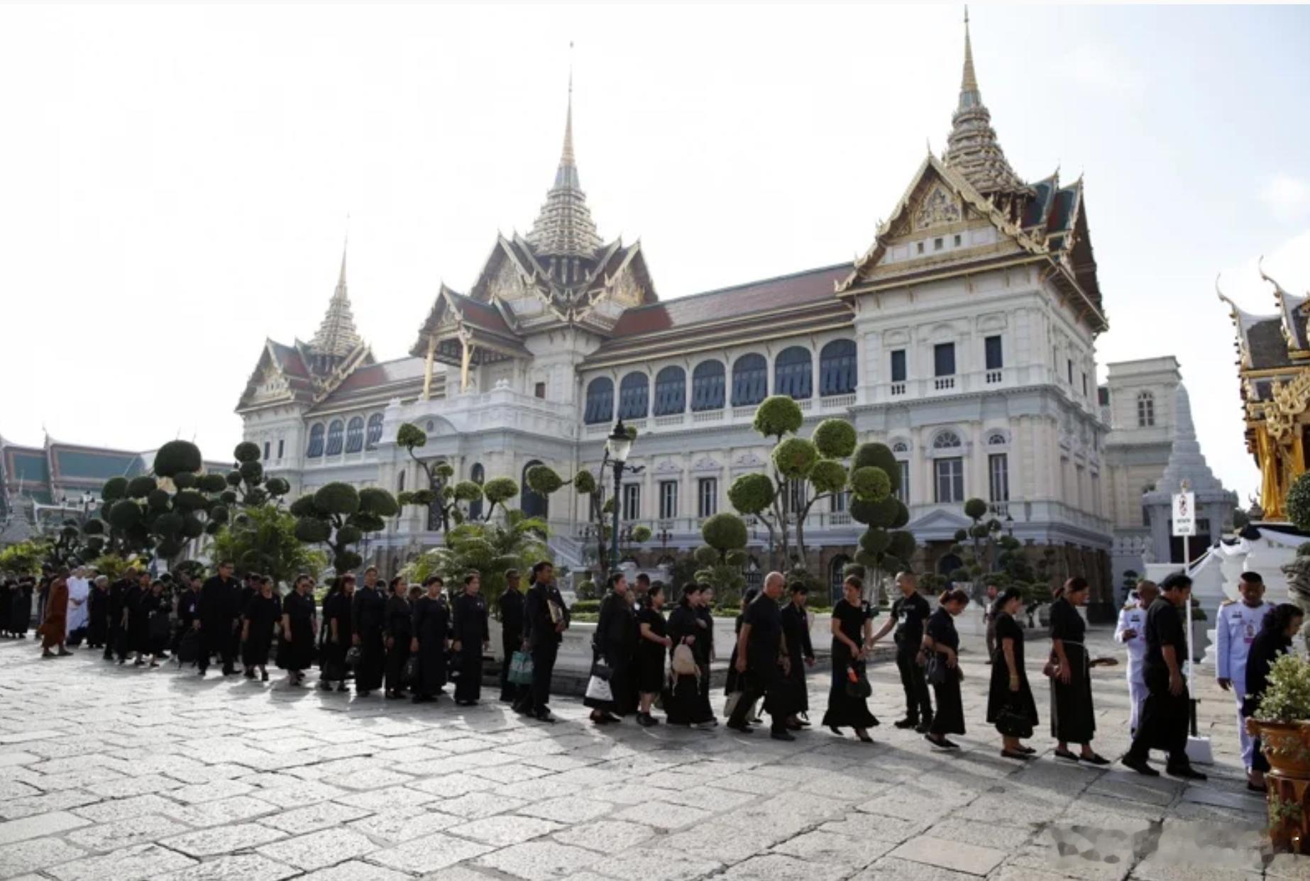 【泰国开放民众瞻仰诗丽吉王太后遗容 警方预计首日将超万人前往】海外新鲜事 泰国诗
