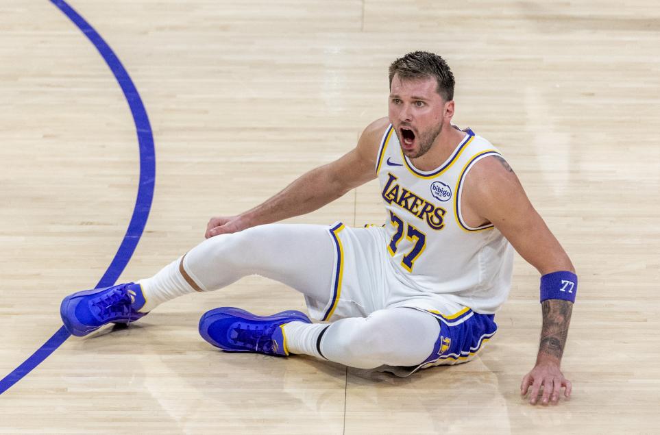 出机会拒投，东契奇的最大短板还是暴露了。仓促接球的老詹怎么都没想到，自己也有出手