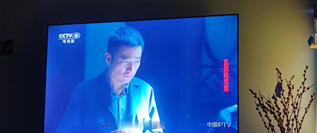 他蹲在工地墙角啃馒头，手机突然响了。
女儿在视频里喊：“爸爸，你什么时候回来？