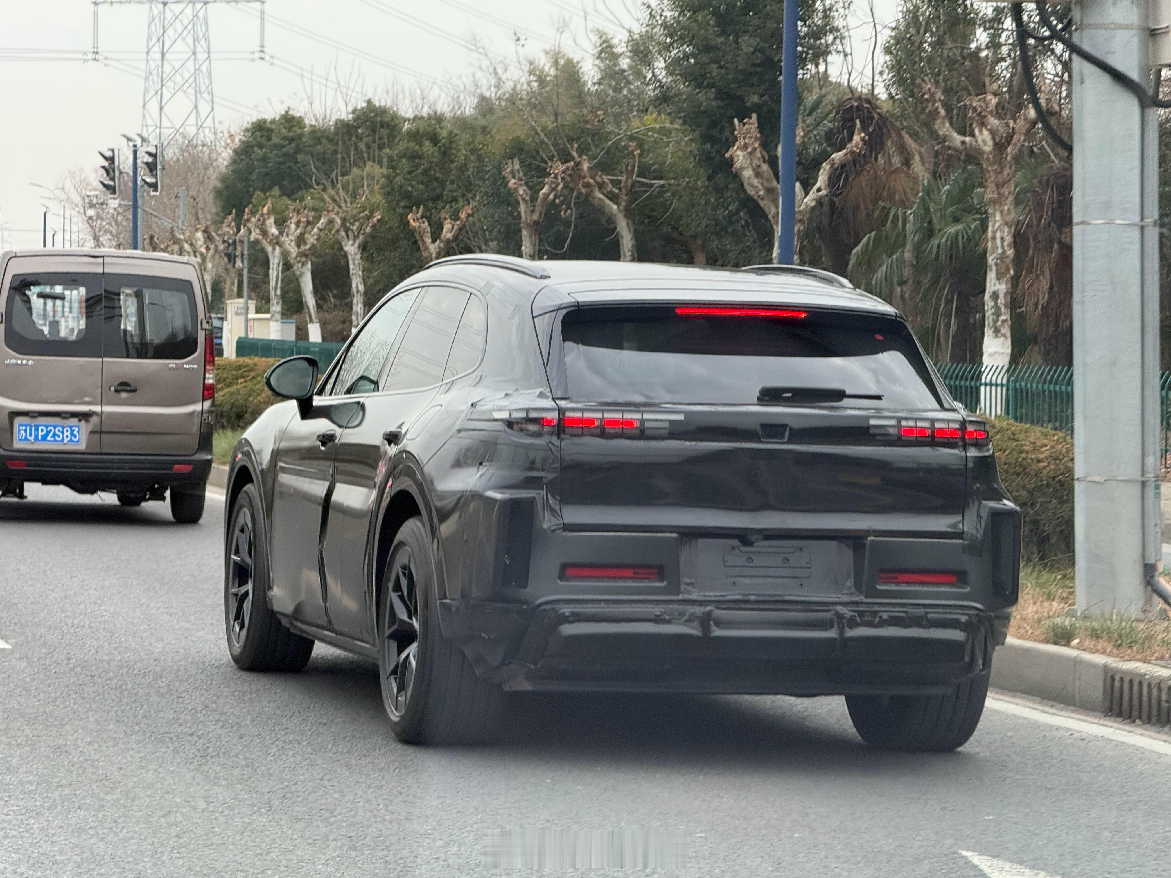 路遇保时捷测试车，看样子像是保时捷 Cayenne EV，发布之前就在国内跑了，