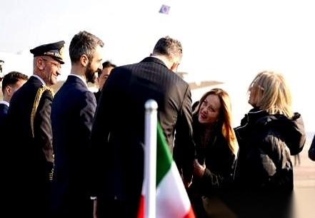 意大利那个女总理，真的，给我看不会了。
人刚落地韩国，第一件事，直奔人家国家公墓