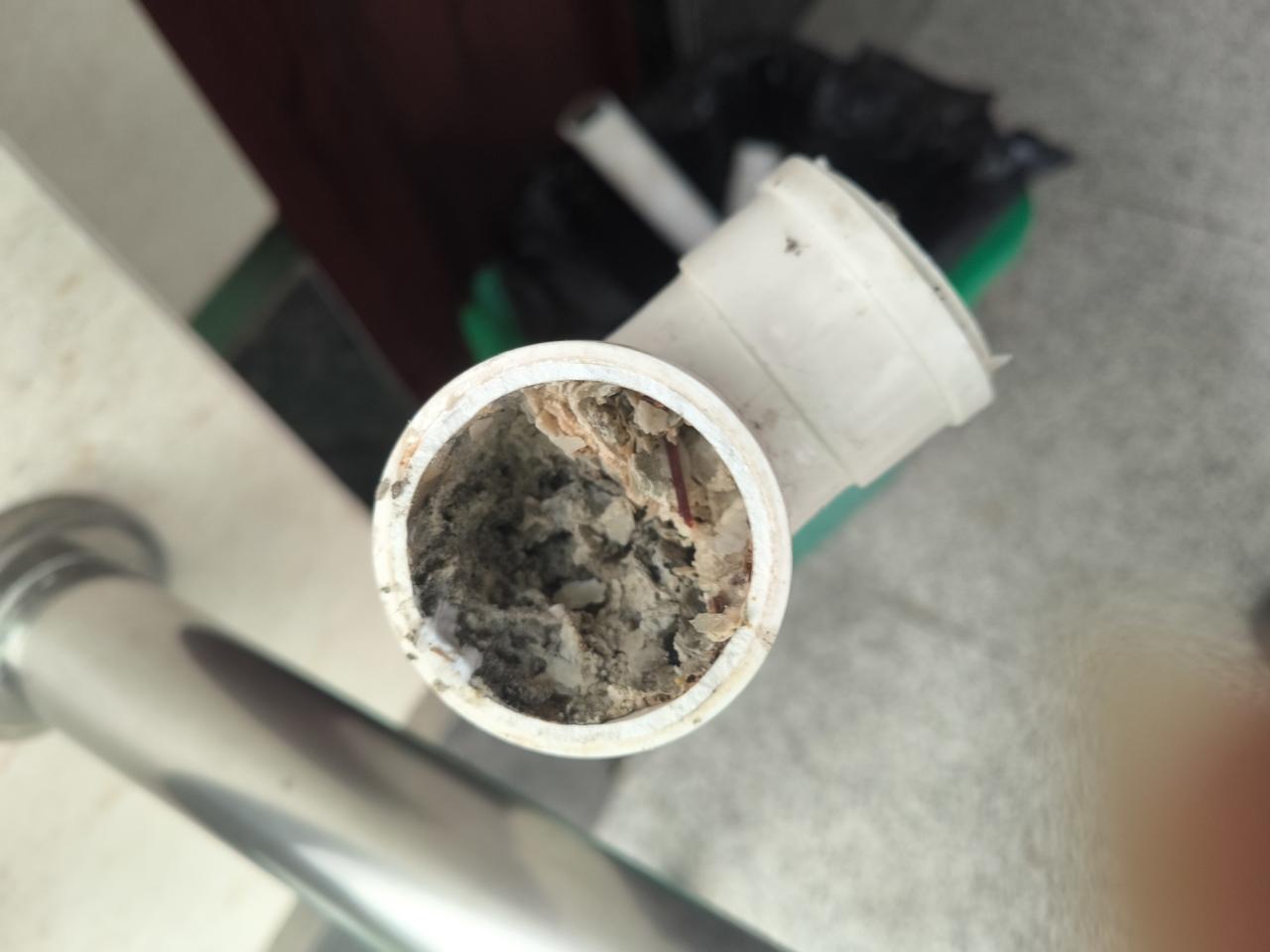 堵住了，完全堵死了。这是啥？水垢还是水泥？