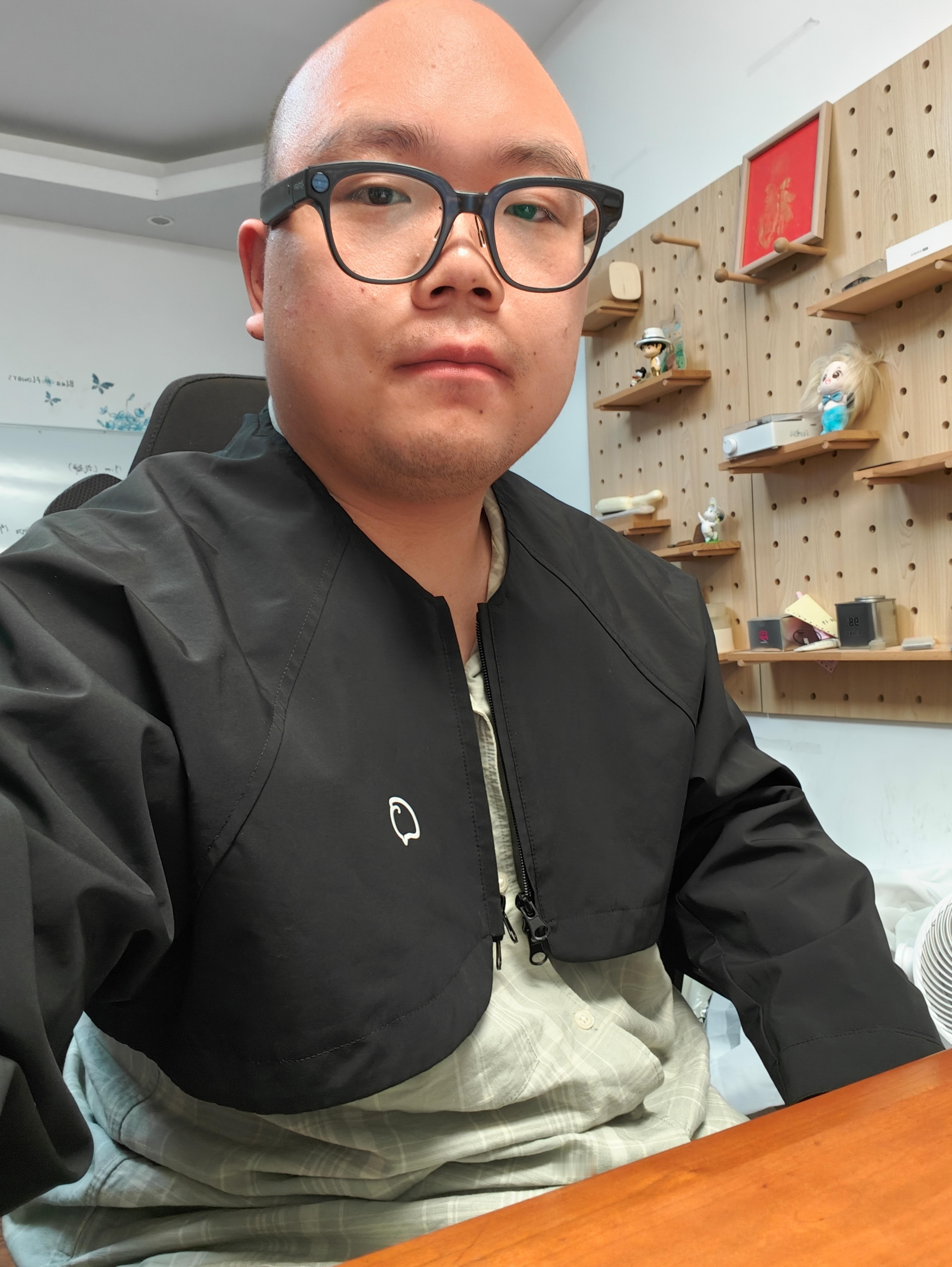 上次吉利在我们用户大会上送了一件冲锋衣，然后上面的这一半是可以拆的，现在就是一个