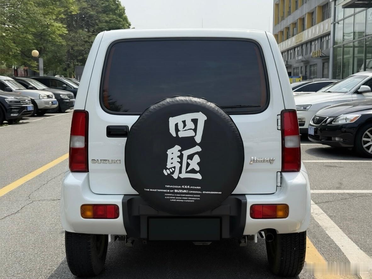 之前给大哥找了一台吉姆尼 大哥说嫂子就喜欢这种造型的车 我一再劝大哥说 这车并不