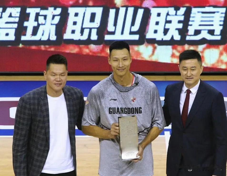 我俩有困难的时候，大哥脱光了也会救我俩的