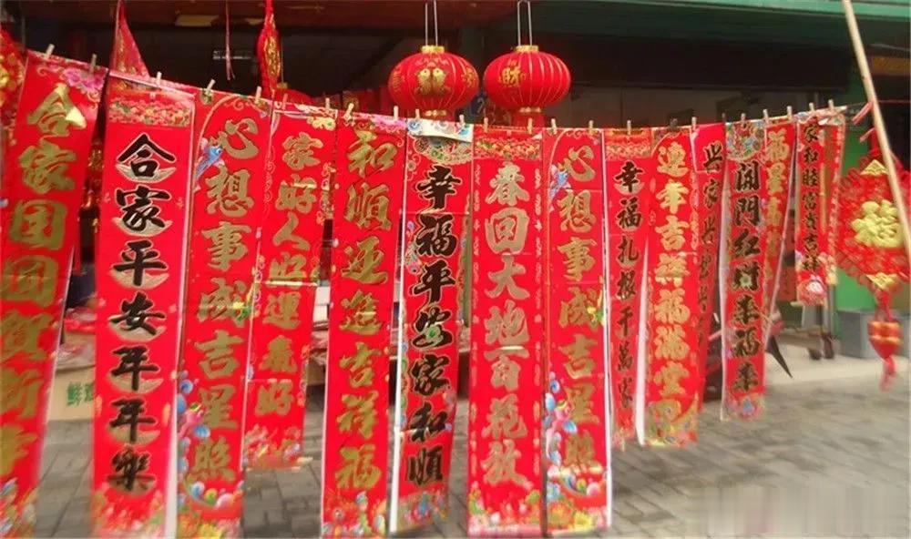 #哪个瞬间让你感到快过年了#
大扫除，贴对联，挂灯笼快过年时候，家家都有大扫除风