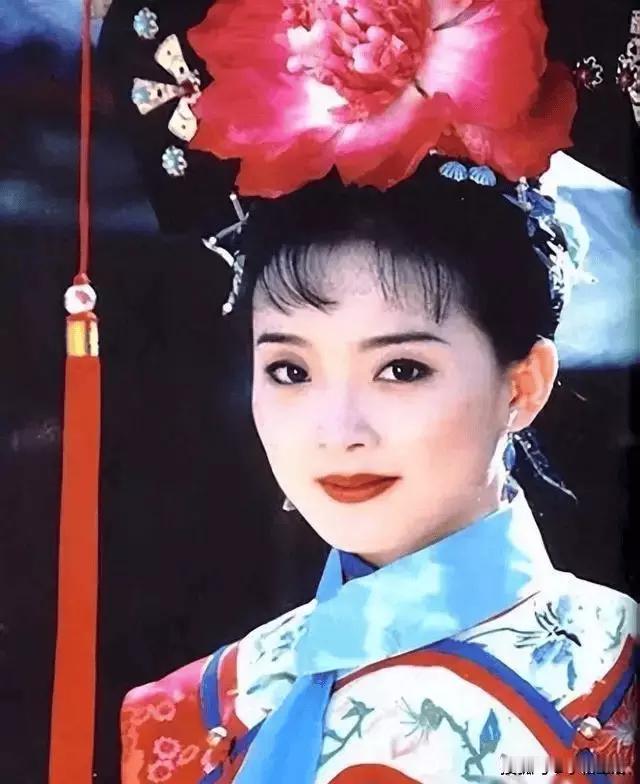 王艳饰演的晴儿，曾是《还珠格格》里的白月光。21岁时，她嫁入破产豪门，开启她传奇