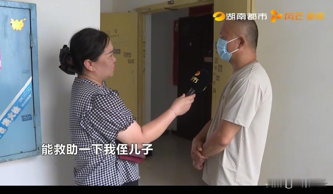 湖南长沙，20岁小伙，借了同学2000元，他还不起，就被同学殴打，同学拿东西烫他