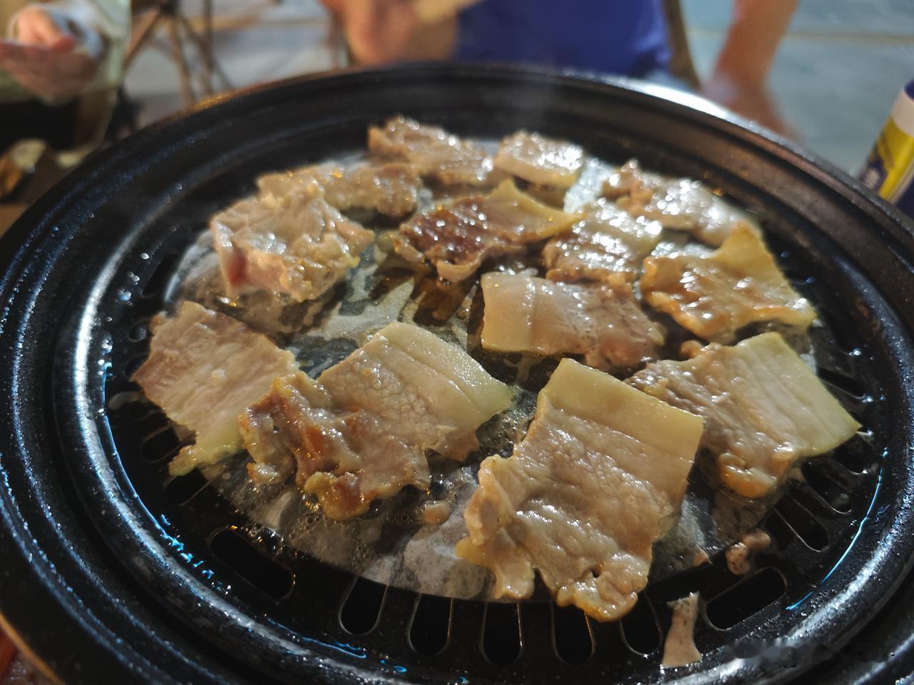 福州美墩路夜市搬到这里快一个月了，来吃的人很少，摊位都比食客多。今晚凉快吃个烤肉