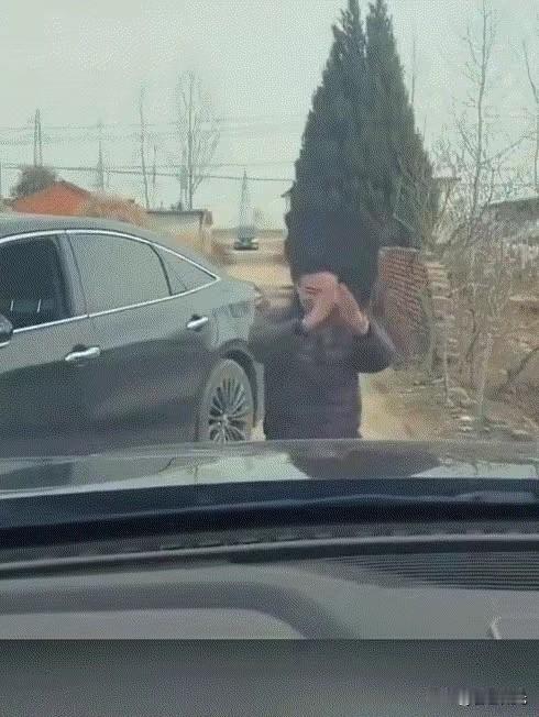 笑不活了，一舅舅驾车与外甥相遇，双方打过招呼后，外甥竟突然倒车堵住舅舅去路，随即