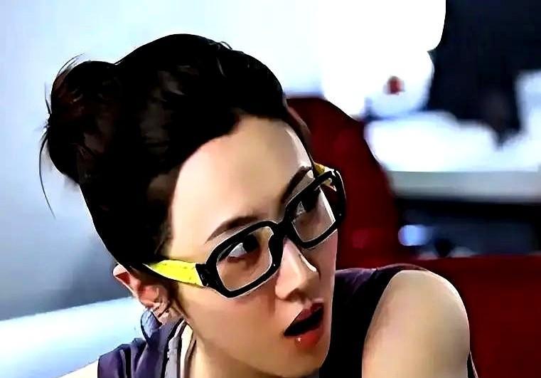 真正的伴侣MVP，从来不在嘴炮区！
巴图这次“怂”得漂亮，一个桌下握手的细节，直