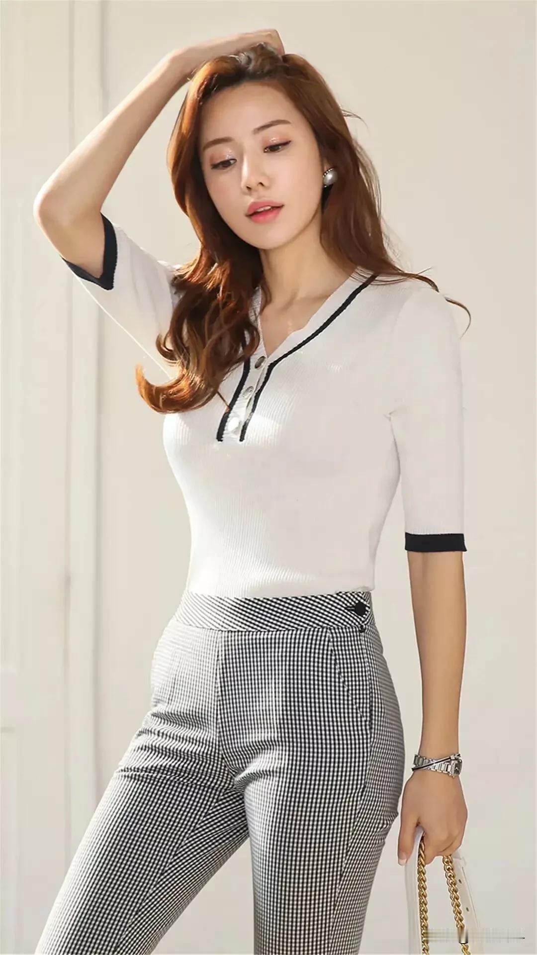 今冬格子裤又火啦，尤其是优雅的黑白格纹裤，简直是时尚利器！黑白格纹经典永不过时，