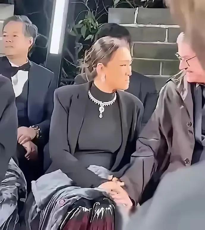 58岁巩俐有钱又有闲，为什么不生一个孩子呢？又不是不能生！别说什么她岁数大了，现