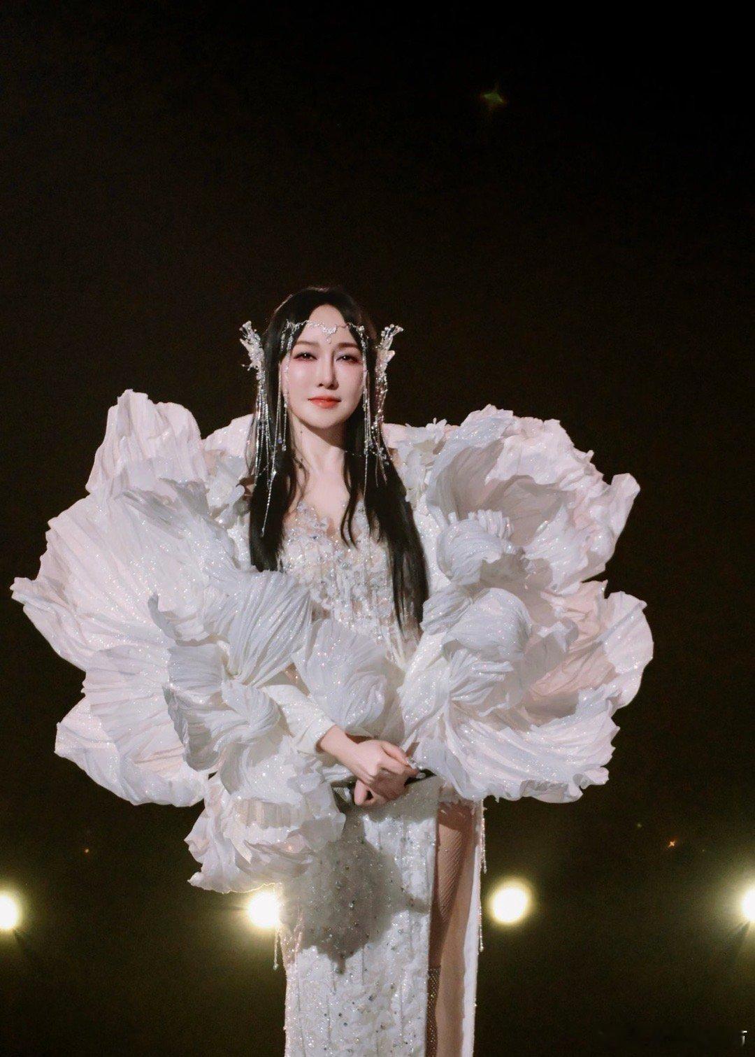 浪姐7售后3档播客我们来了芒果共创生态大会 李维嘉在招商会聊新播客《飞行嘉宾》，