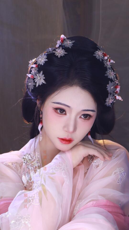 月鳞绮纪露芜衣仿妆