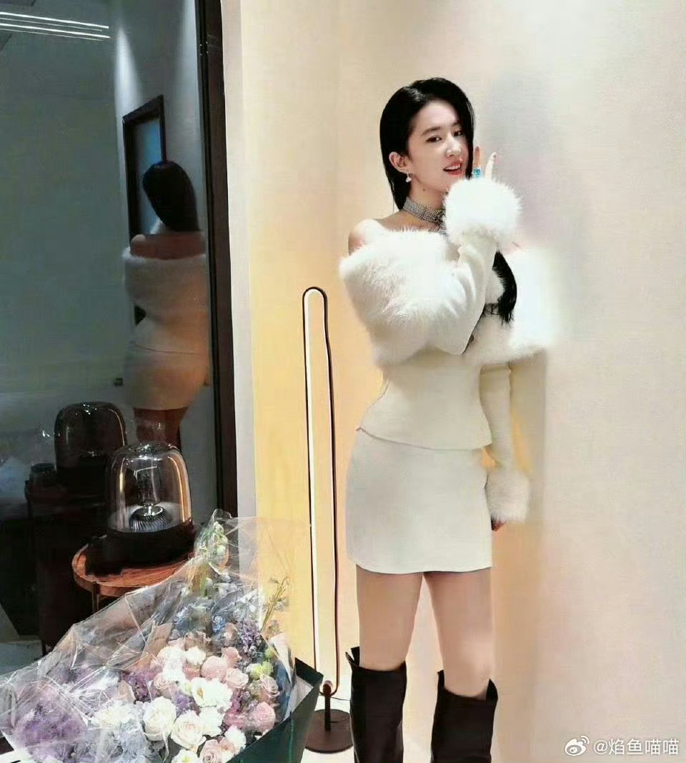 刘亦菲你要注意，背面的镜子给你反光了。 