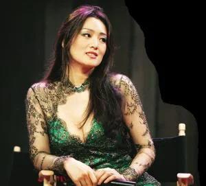 真没见过这样的“巩俐”！
巩俐身穿半透视深V领绿裙配慵懒卷发，性感妖冶惊艳，身材