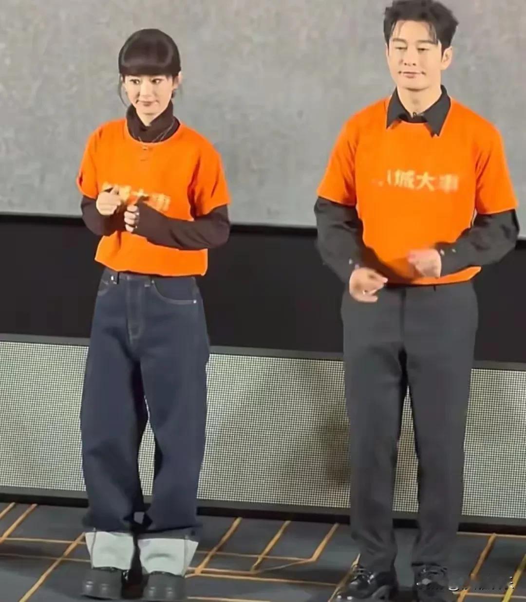 赵丽颖黄晓明跳《青苹果乐园》，颖宝舞步轻快卡点准，晓明哥手忙脚乱自带笑点。另一边