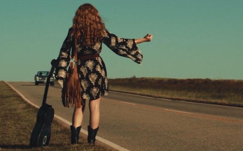 李经理开车去上班，路上遇到一个美女摆手，李经理停下了车。
美女说：“可以乘一下车