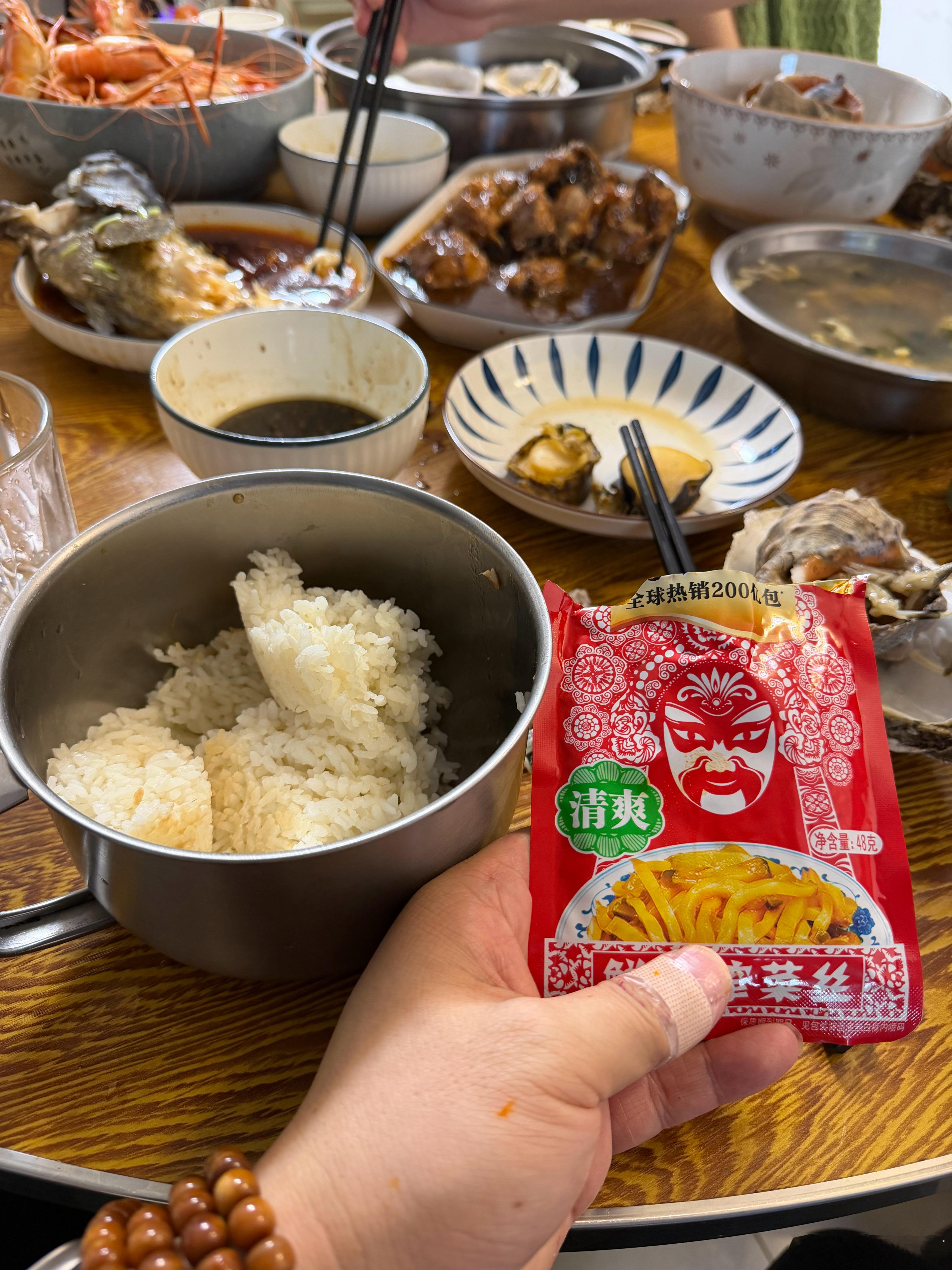 一桌海鲜，还是榨菜配米饭香 