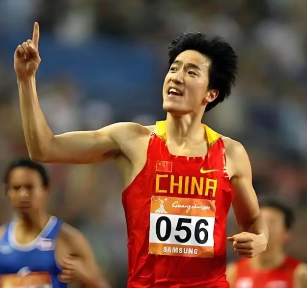 2004年刘翔拿了冠军，上海奖励了他两套黄金地段的房子。

原来是当年刘翔一战成