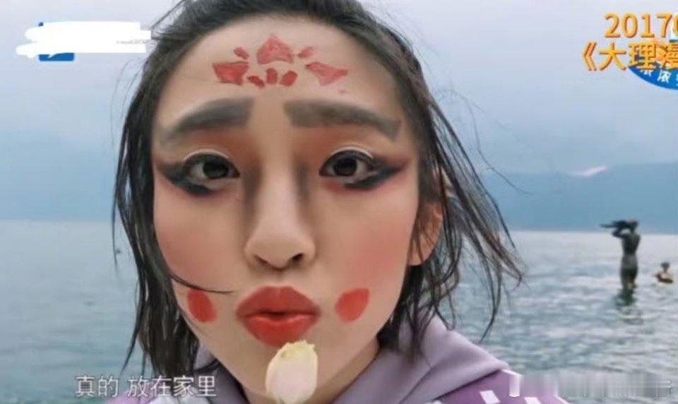 唐艺昕这造型，真的不是照着当年的郑恺画的吗？淡妆和浓妆的区别罢了