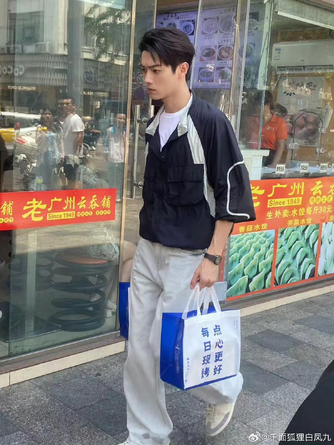 #于正探班许凯剧组#哇哦！！于正去探班许凯了呀，而且还带了好多饮料，欢娱影视请火