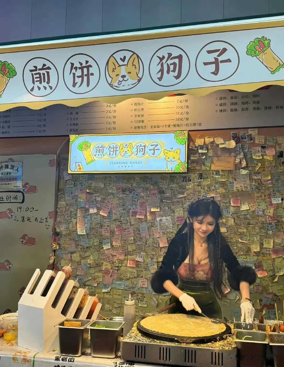 #2023年度创作挑战#
这家煎饼狗子生意火爆！
我吃过煎饼果子，就是没吃过煎饼