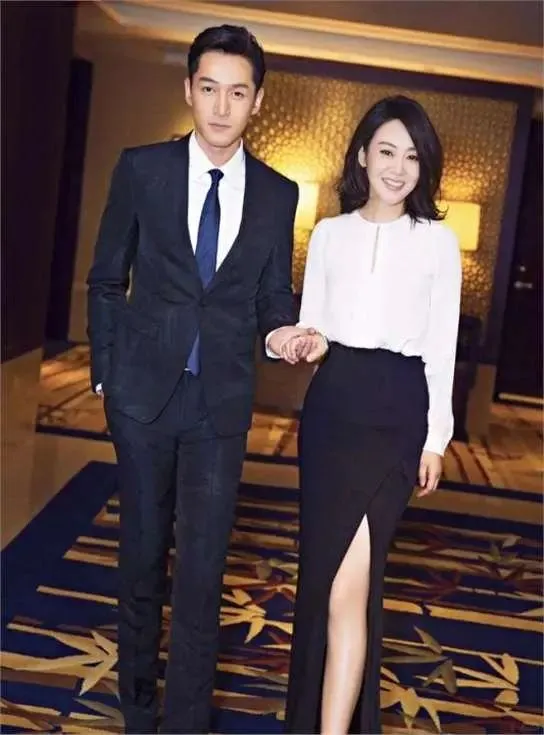 胡歌与妻子亲密近照登上热搜，女方这颜值！