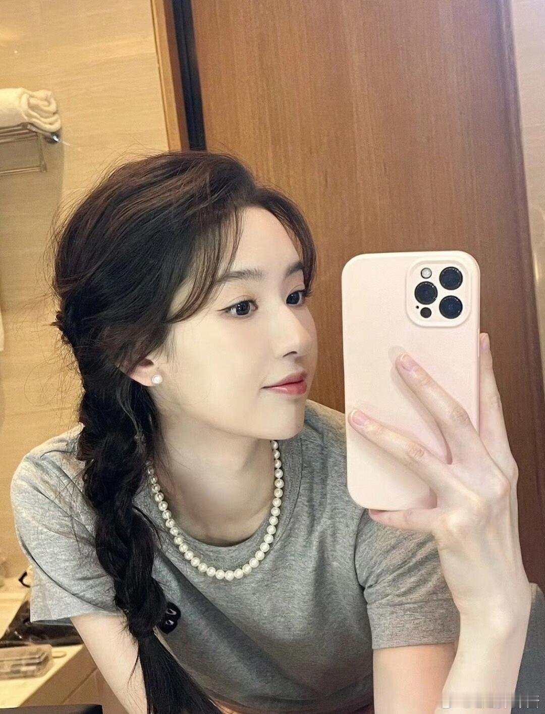 王玉雯[超话]流光溢彩间，是她与花的低语。每一件衣裳，都诉说着浪漫的故事🌙🌹
