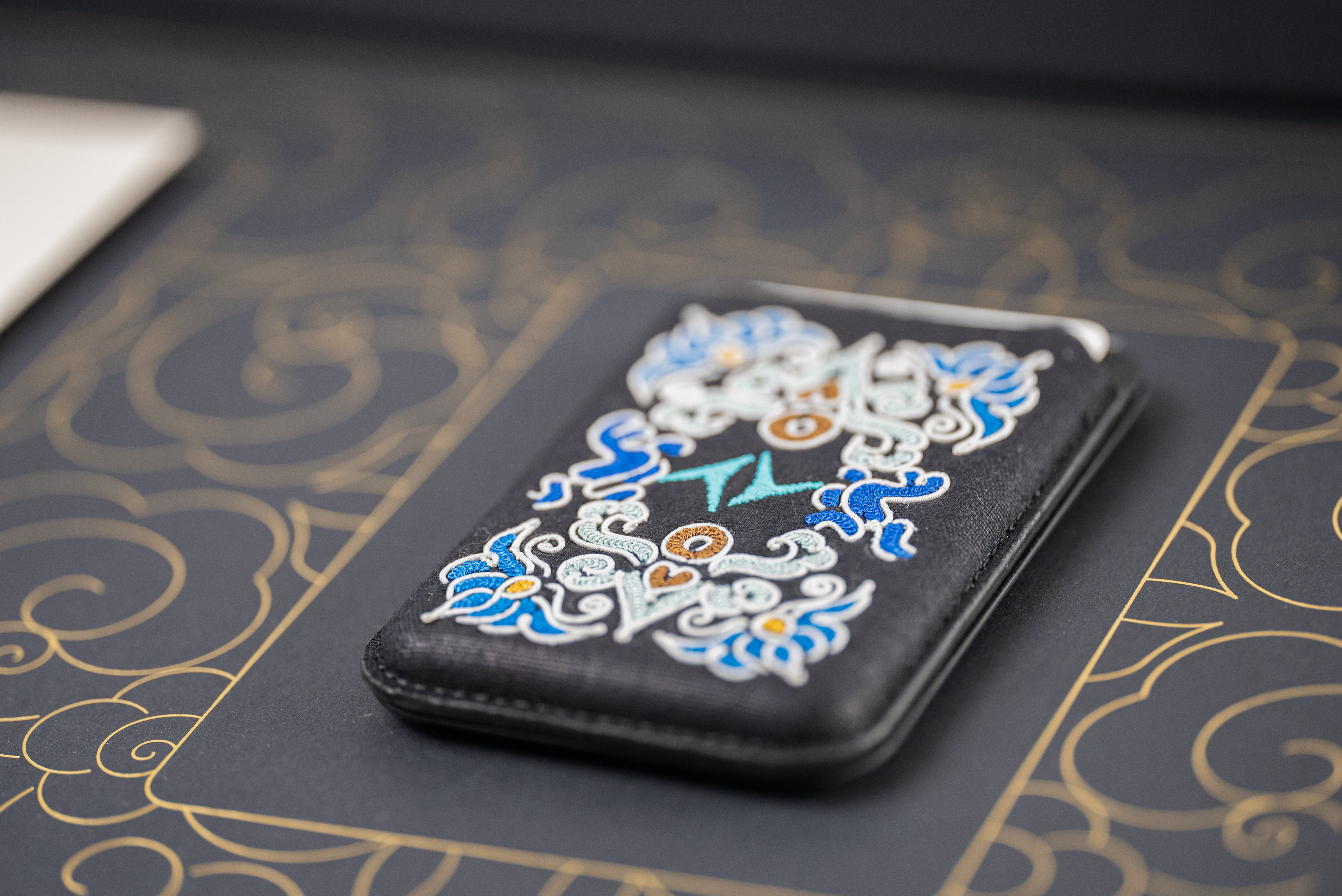 感谢东风奕派的新年礼盒~和国家级非遗传承人联手打造的马尾绣围巾和卡包真的独具匠心