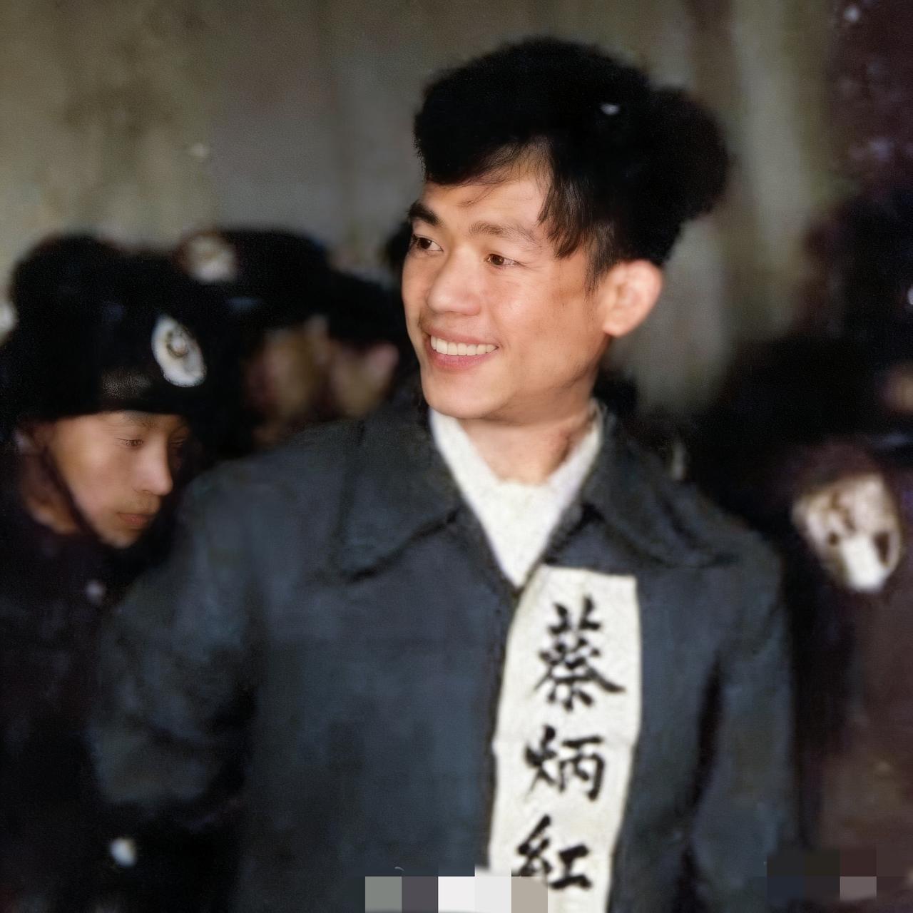 50年代，蔡炳红烈士临刑前，一张罕见的留影，站在敌人的法庭上，望着敌人的镜头，他