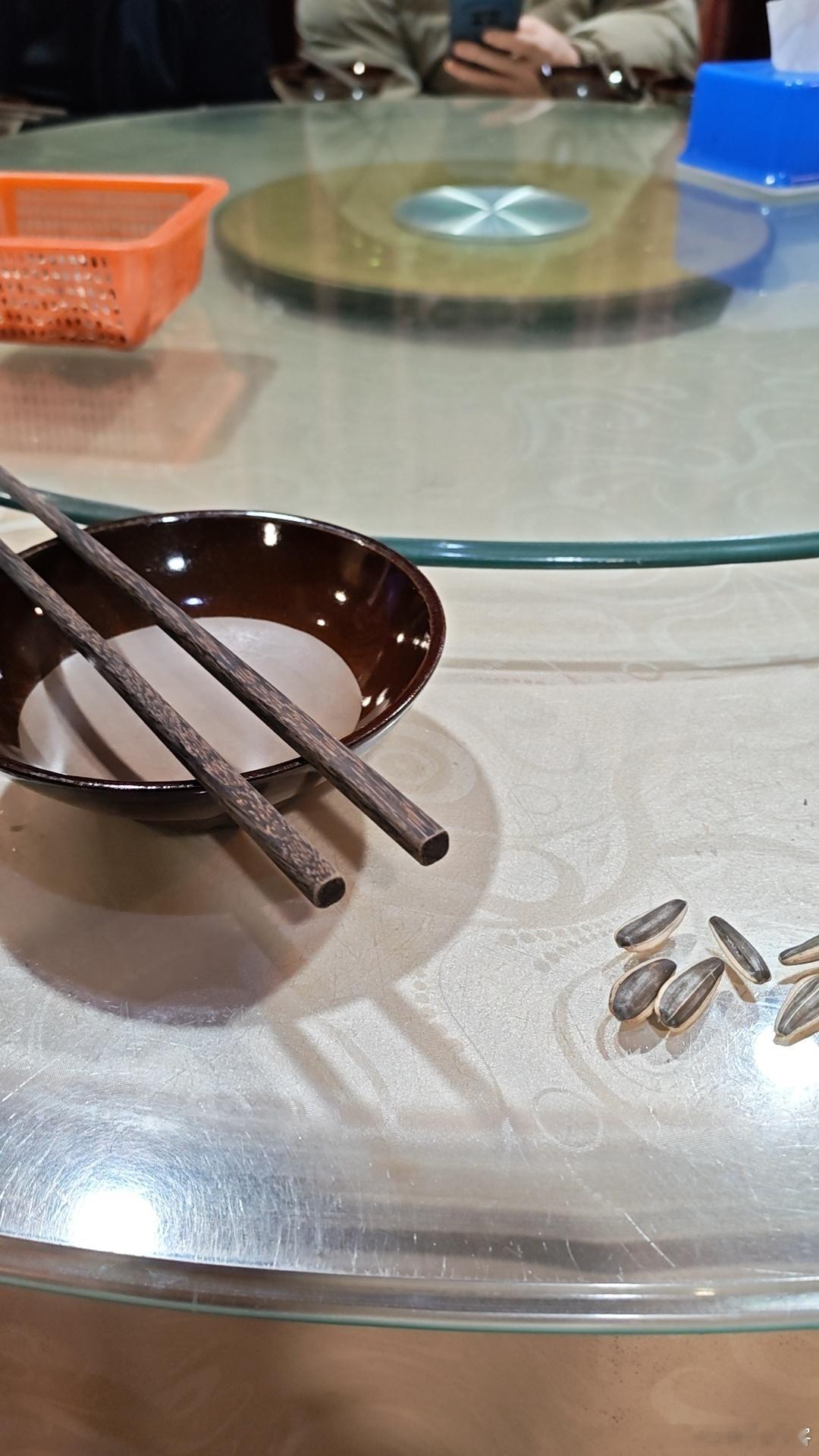 别人回家过年vs我回家过年别人回家：衣锦还乡，爸妈备满桌好菜。我回家：行李一扔就