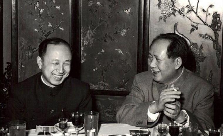 毛主席生日宴席上一幕令人动容，他亲自为钱学森夹菜，还风趣地说要给他补一补身体！